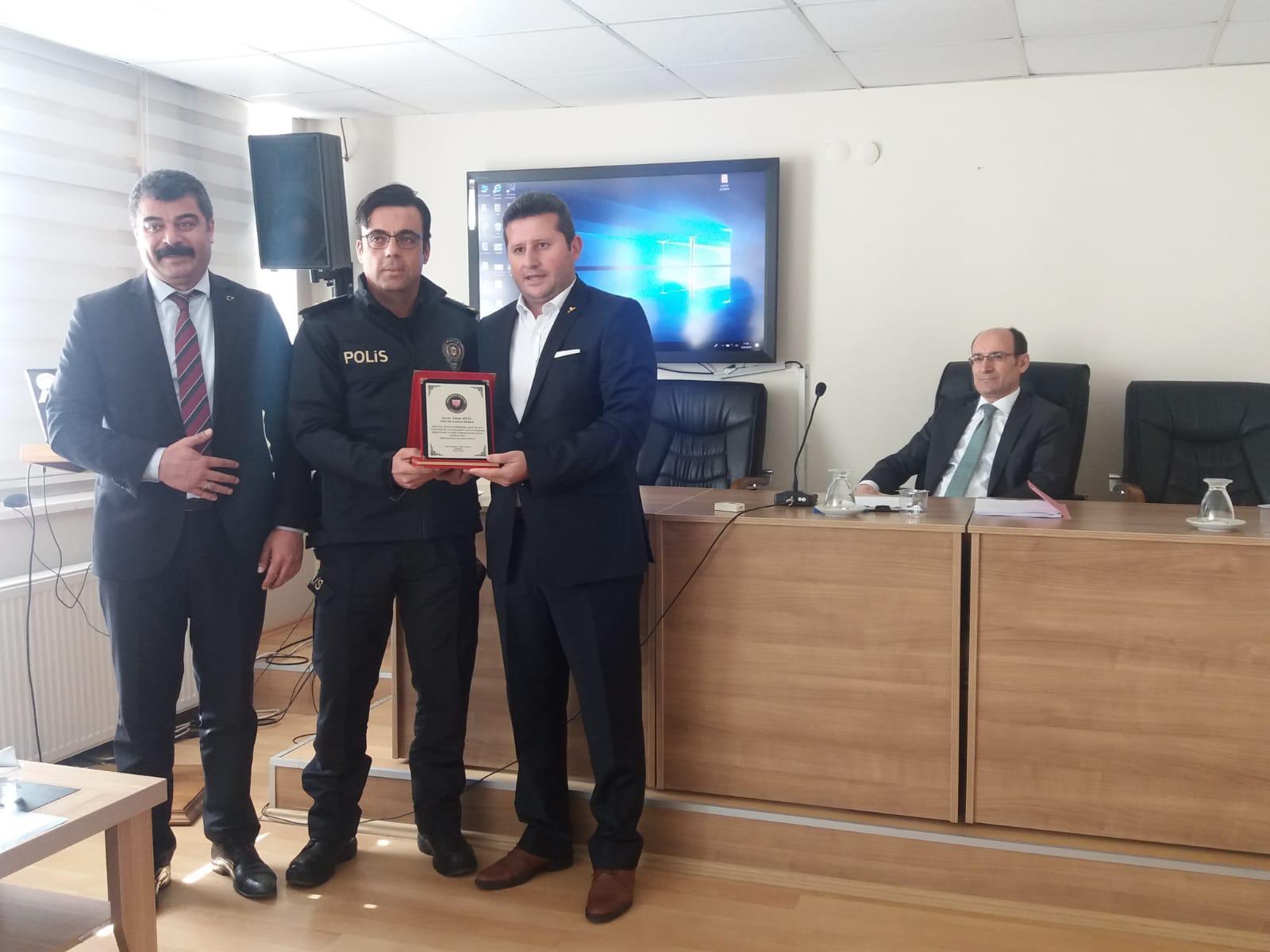 Amerikan Kültür Kolejleri'nden ilçe Emniyet Müdürlüğüne Plaket